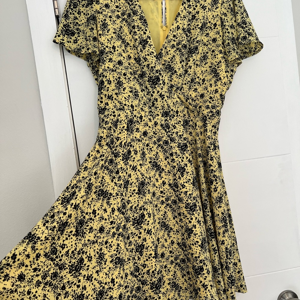 Cute and stylish dress.